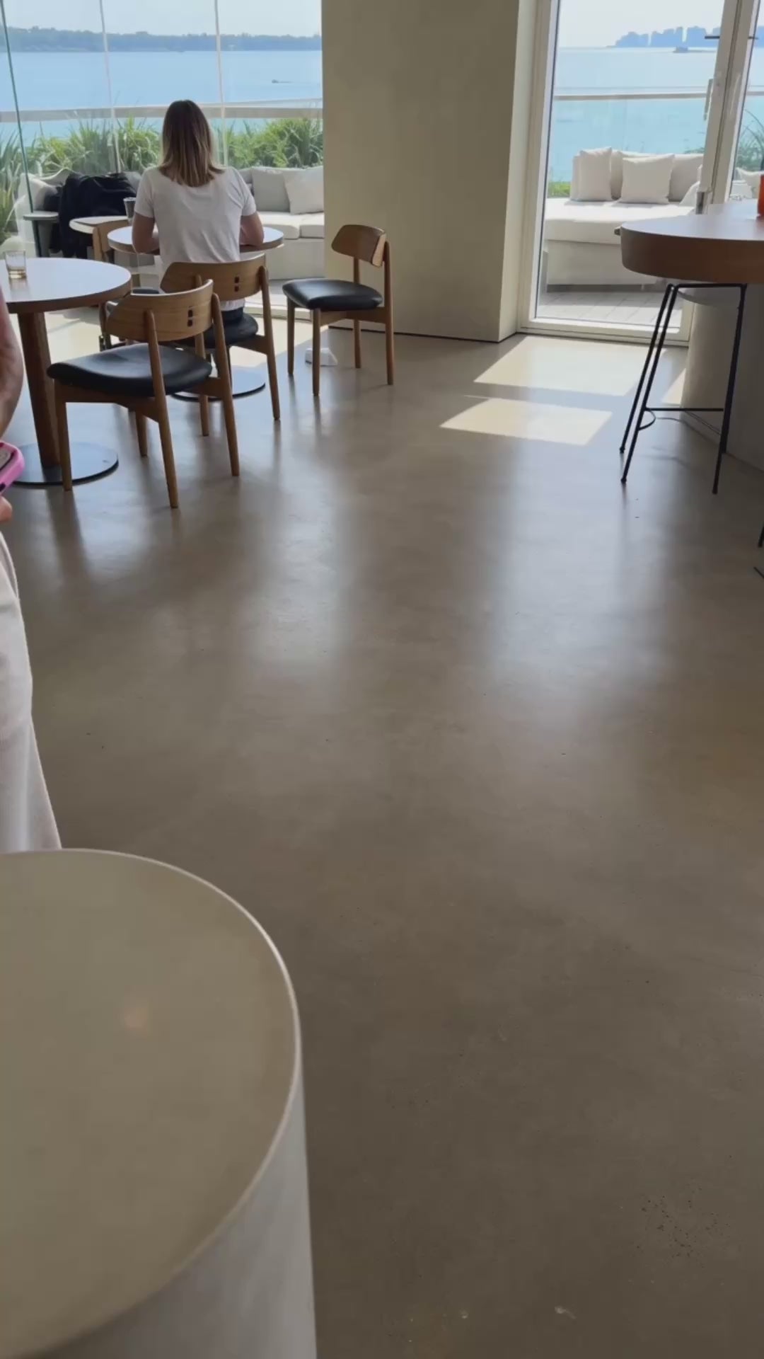 Die Hülle im rosa/pink Streifendesign wird aus mehreren Perspektiven von einer Frau gezeigt. KI-generiert.
