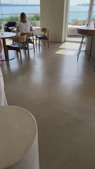 Die Hülle im rosa/pink Streifendesign wird aus mehreren Perspektiven von einer Frau gezeigt. KI-generiert.