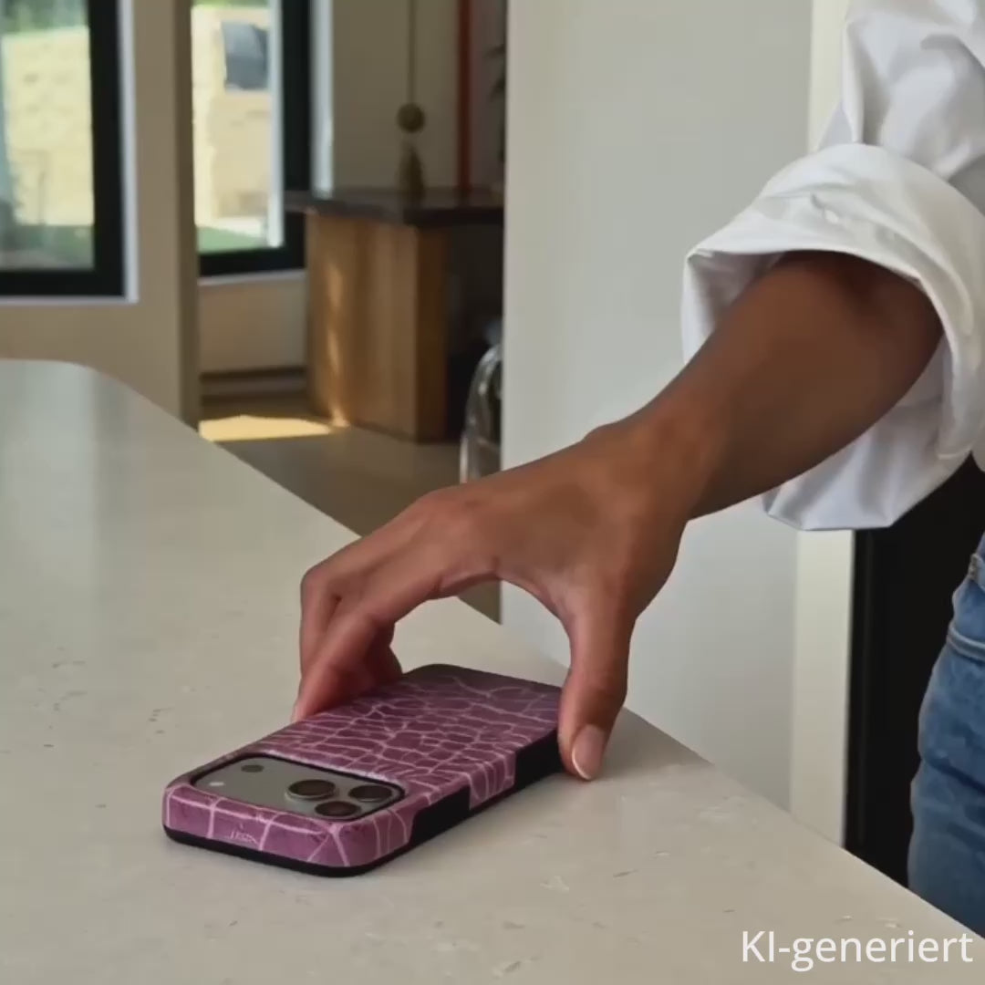 Die Hülle im rosa/pink Krokodilhaut-Style wird aus mehreren Perspektiven von einer Frau gezeigt. KI-generiert.