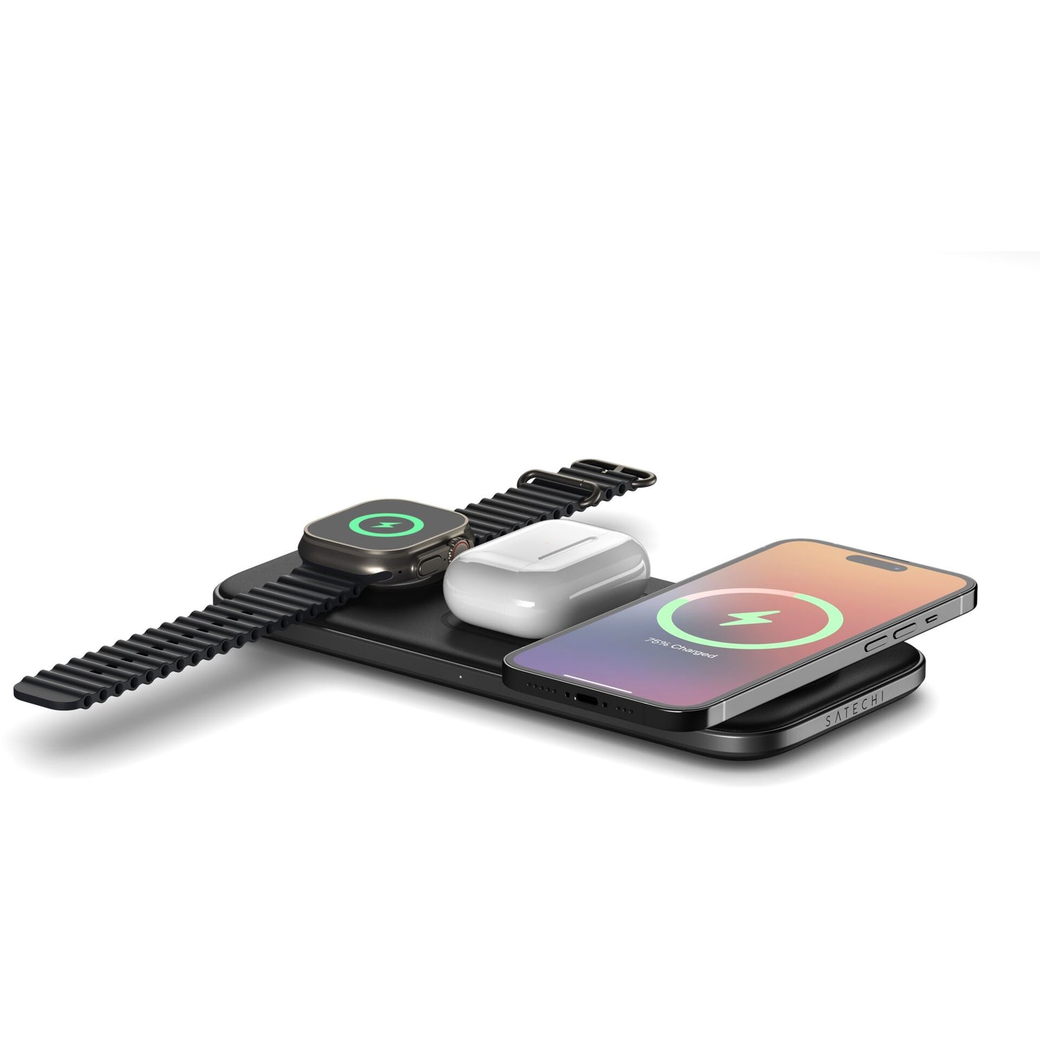 Das Satechi Qi2 Trio Wireless Charging Pad von Satechi versorgt eine Smartwatch, kabellose Ohrhörer und ein Smartphone gleichzeitig auf seinem schlanken, faltbaren Pad.