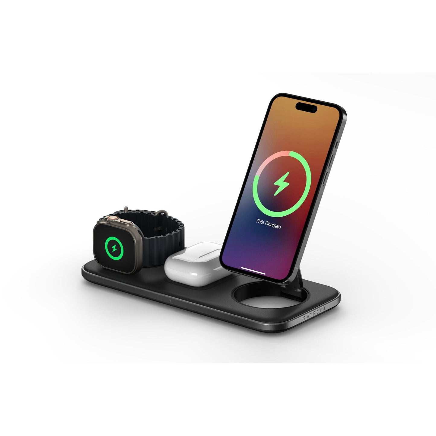 Das Satechi Qi2 Trio Wireless Charging Pad von Satechi versorgt Ihr Smartphone, Ihre kabellosen Ohrhörer und Ihre Apple Watch gleichzeitig.
