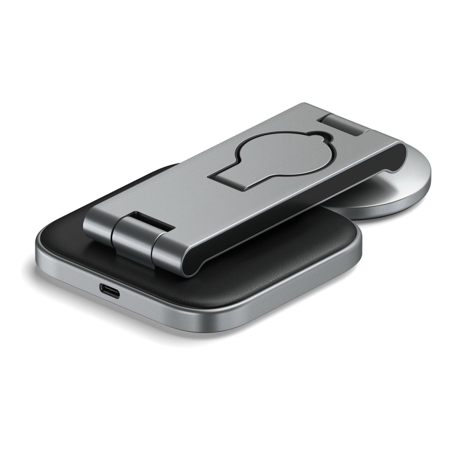 Der Satechi 3-in-1 Foldable Qi2 Wireless Charging Stand ist ein kompakter, silberner Telefonständer mit einem seitlichen USB-C-Anschluss, der elegantes Design mit kabellosem Ladekomfort kombiniert.