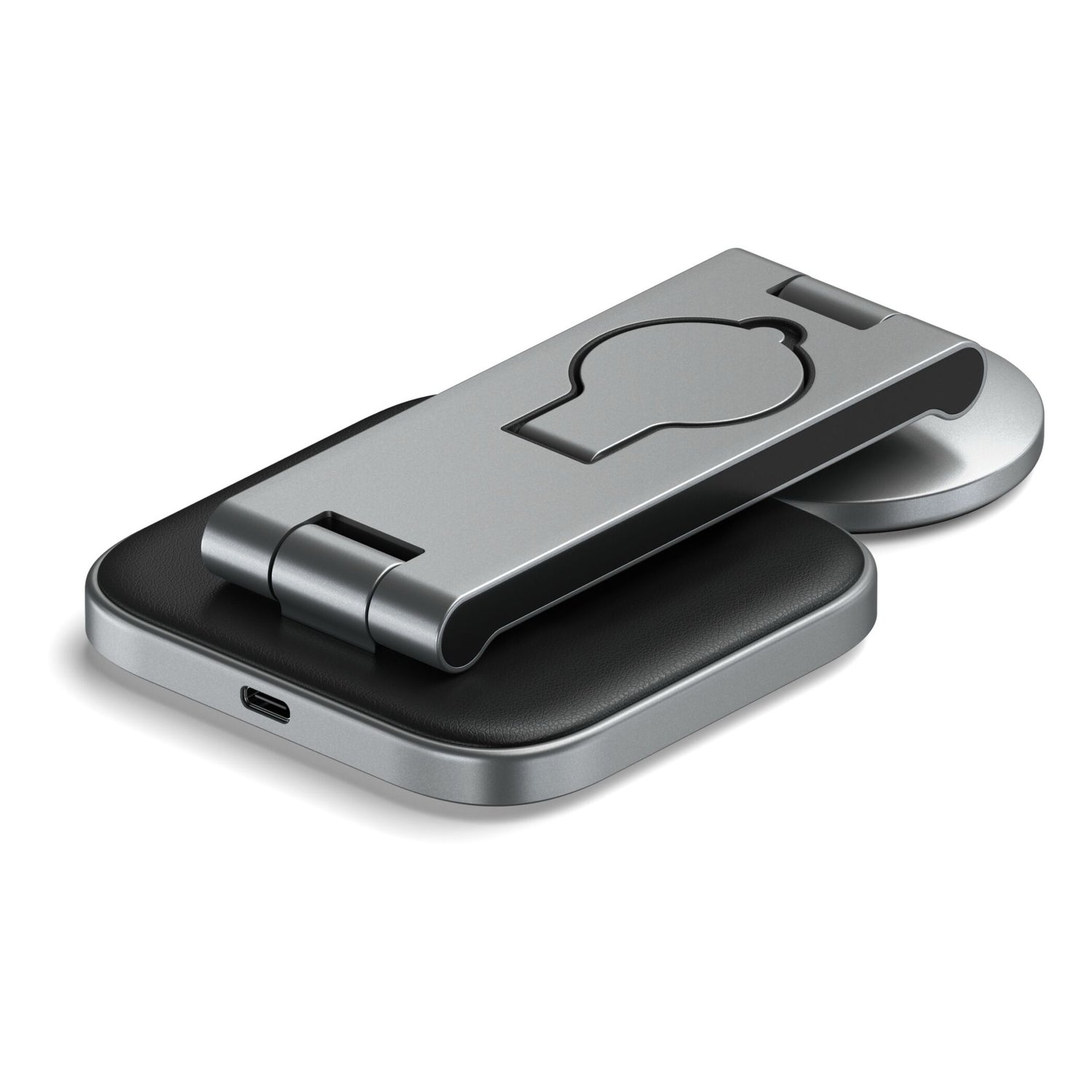 Der Satechi 3-in-1 Foldable Qi2 Wireless Charging Stand ist ein kompakter, silberner Telefonständer mit einem seitlichen USB-C-Anschluss, der elegantes Design mit kabellosem Ladekomfort kombiniert.