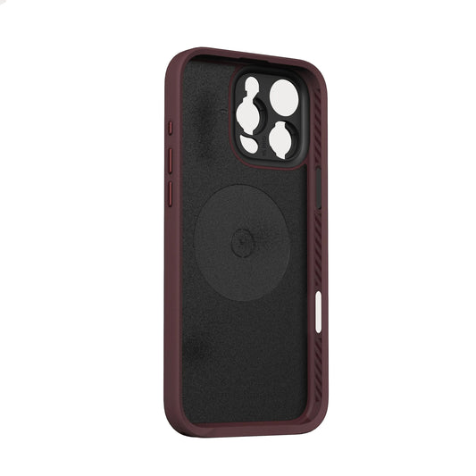 Das MOMENT iPhone 16 Pro Camera Case MagSafe in kastanienbraun und schwarz verfügt über Tastenaussparungen, einen kreisförmigen MagSafe-Ladebereich im Inneren und unterstützt Moment T-Series Linsen für verbesserte Fotografie.