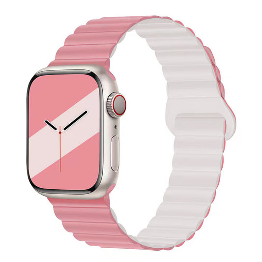Eine Smartwatch mit rechteckigem Display zeigt ein Zifferblatt mit schwarzen Stunden- und Minutenzeigern sowie einem roten Sekundenzeiger. Das arktisband Apple Watch Magnetarmband „Neo“ von arktisband verleiht der Uhr einen stilvollen Touch und ergänzt das rosa-weiße diagonale Muster auf dem Display.