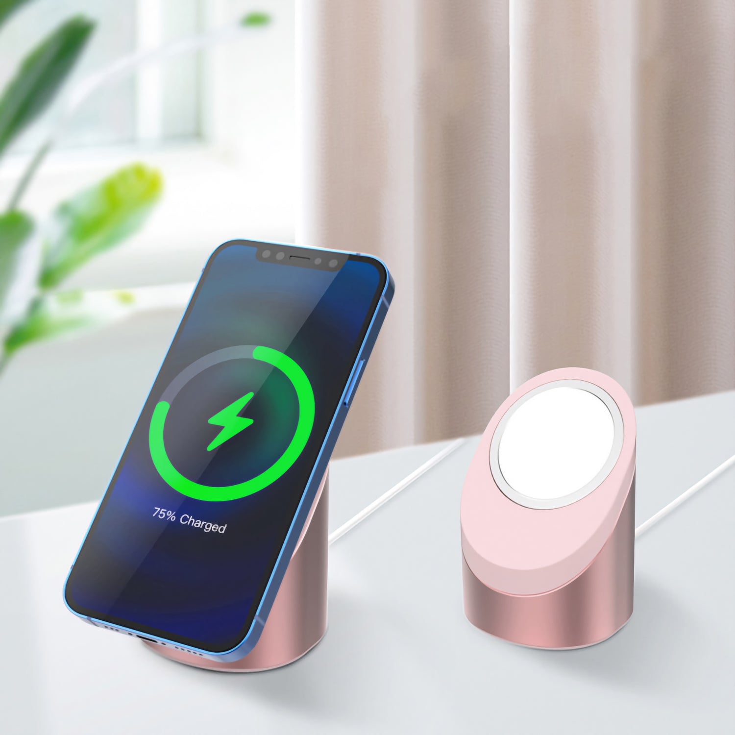 Ein arktis MagSafe NightStand in Roségold von arktis lädt ein Smartphone kabellos auf einem weißen Tisch, neben einem leeren passenden Ladegerät.