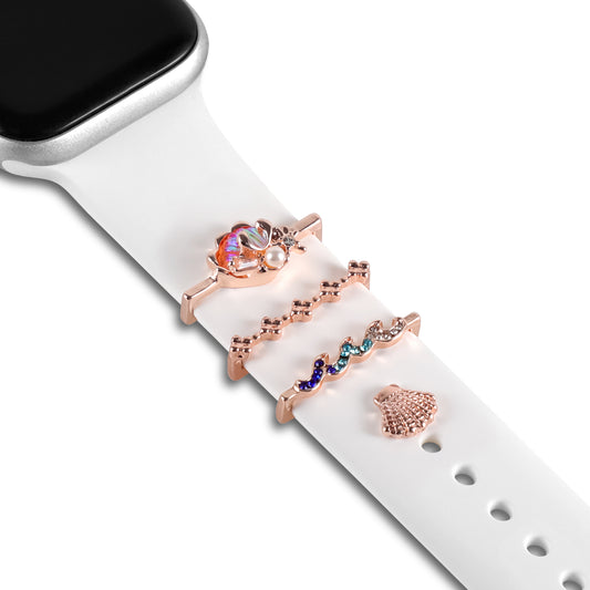 Eine Nahaufnahme eines weißen Arktisband-Armbands für die Apple Watch mit den Arktisband-Anhängern „Romantic Shell“ – Schildkröte, Welle, Chevron und Muschel – perfekte Ergänzungen für Ihre Charms-Sammlung für die Apple Watch.