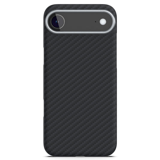 Das arktis iPhone Air Carbon Case zeichnet sich durch eine elegante schwarze Karbonfasertextur aus, wobei Kamera und Blitz oben sichtbar sind. Kompatibel mit MagSafe für einfaches kabelloses Laden.