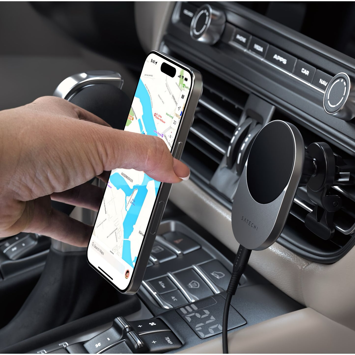 Eine Hand legt ein Smartphone mit einer Karten-App auf das Satechi Qi2 Magnetic Wireless Car Charger von Satechi, das MagSafe-kompatibel ist und zum kabellosen Aufladen einfach an der Lüftungsöffnung Ihres Autos befestigt wird.