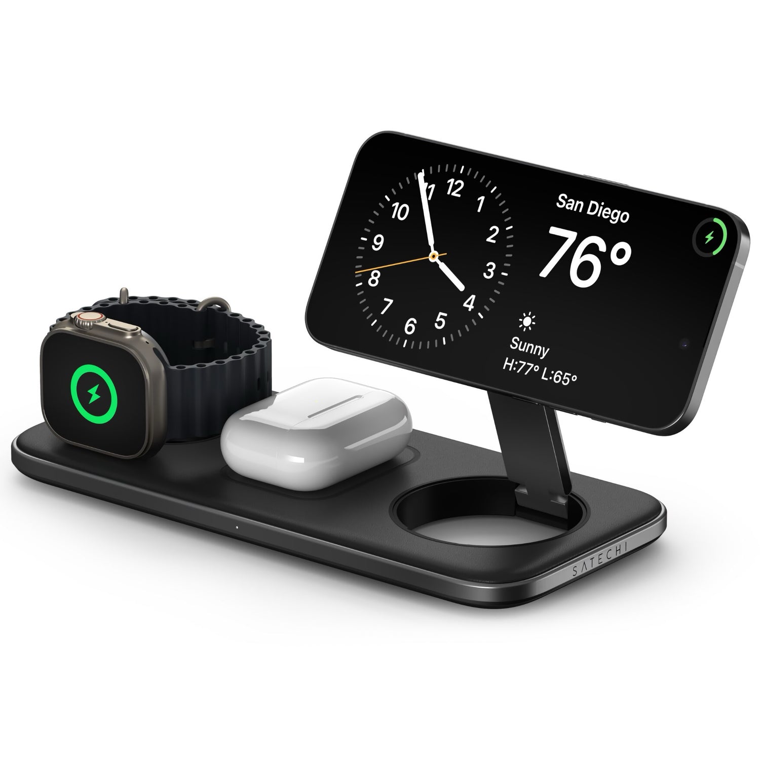 Das Satechi Qi2 Trio Wireless Charging Pad von Satechi in Schwarz lädt eine Smartwatch, kabellose Ohrhörer und ein Smartphone mit Zeit- und Wetteranzeige.