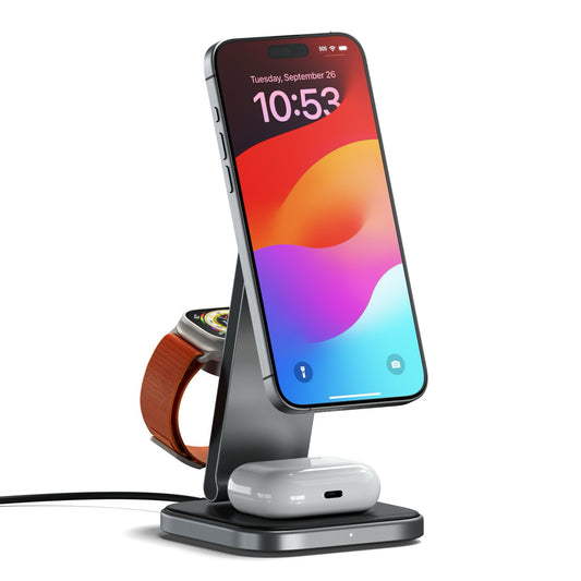 Der Satechi 3-in-1 Foldable Qi2 Wireless Charging Stand von Satechi lädt Ihr Smartphone, Ihre Smartwatch und Ihre kabellosen Ohrstöpsel gleichzeitig auf.