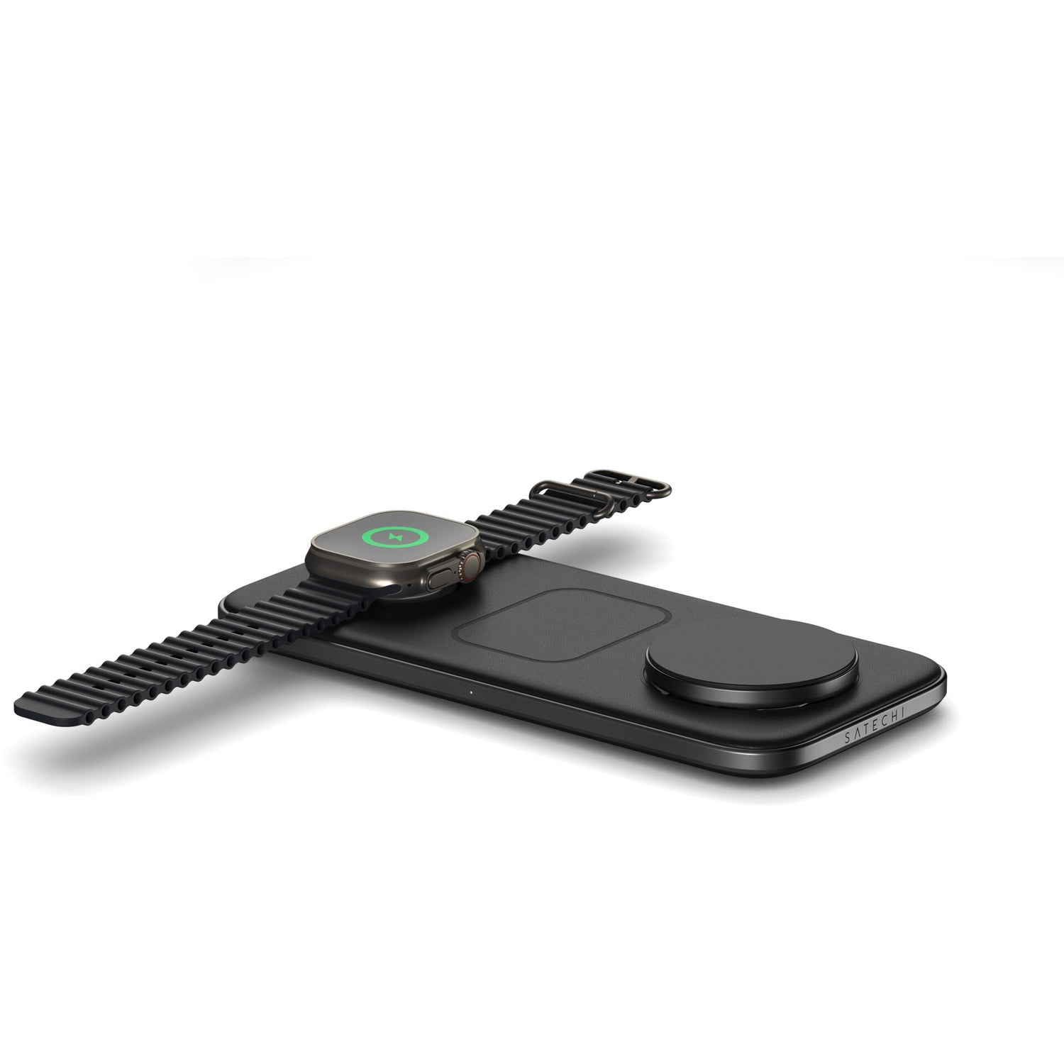 Eine Smartwatch lädt auf dem Satechi Qi2 Trio Wireless Charging Pad, einem eleganten schwarzen Pad mit mehreren Spots für kabelloses Laden deiner Geräte.