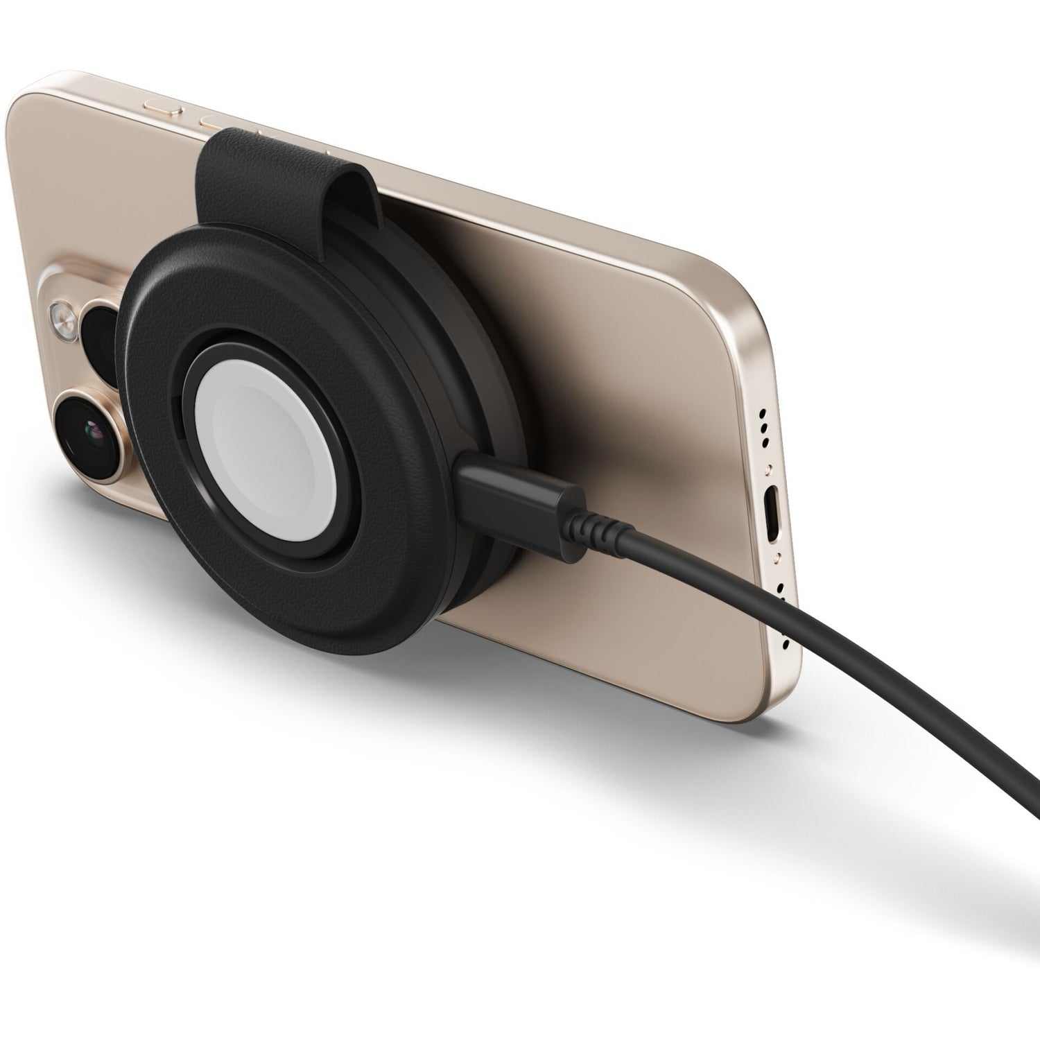 Ein Satechi OntheGo 2-in-1 Wireless Charger Puck von Satechi wird auf der Rückseite eines goldenen Smartphones befestigt, an dem ein Ladekabel angeschlossen ist.
