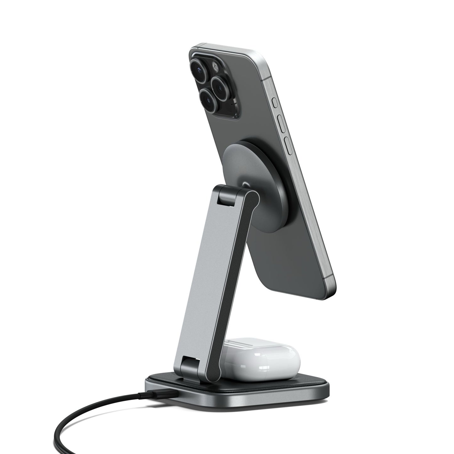 Ein Smartphone und Ohrhörer werden auf dem Satechi 2-in-1 Foldable Qi2 Wireless Charging Stand aufgeladen, der sich durch ein schlankes Design auszeichnet und ein iPhone Ladegerät und eine AirPods Ladestation über ein angeschlossenes Kabel unterstützt.