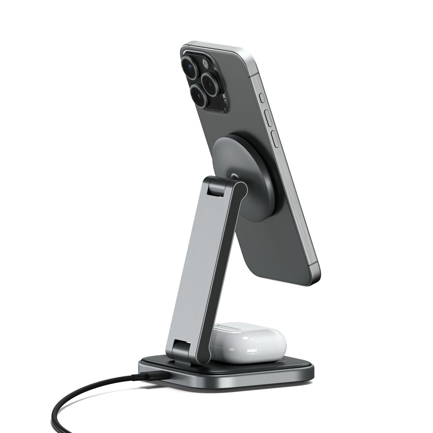 Ein Smartphone und Ohrhörer werden auf dem Satechi 2-in-1 Foldable Qi2 Wireless Charging Stand aufgeladen, der sich durch ein schlankes Design auszeichnet und ein iPhone Ladegerät und eine AirPods Ladestation über ein angeschlossenes Kabel unterstützt.