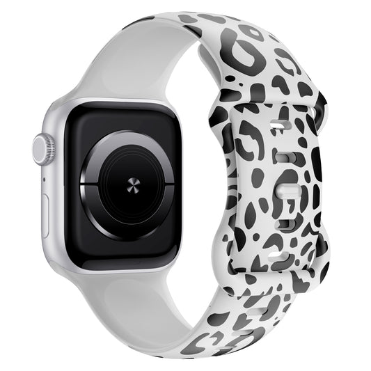 Das arktisband Snow Leopard Apple Watch Armband zeigt einen schwarzen und grauen Leopardenprint auf einem weißen Silikonband - ein ideales stylisches Apple Watch Zubehör von arktisband.