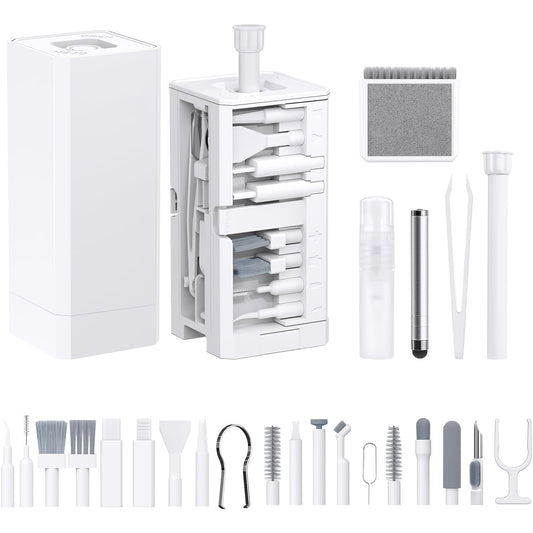 Das arktis 32-in-1 Reinigungskit von arktis enthält 32 weiße Tools – Bürsten, Tupfer, Pinzette, Sprühflasche und ein Aufbewahrungsetui – ideal für Apple-Gadgets. Einige Tools befinden sich im Etui, andere darunter.