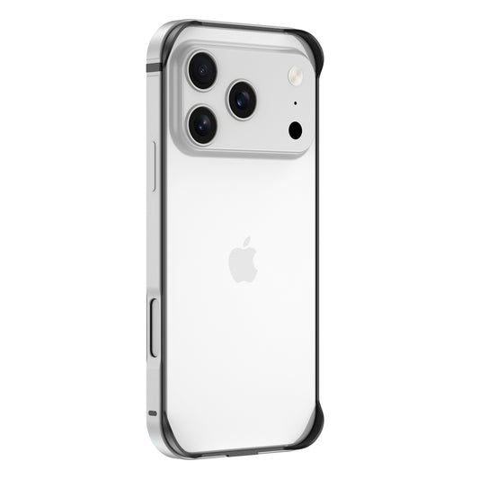 Der arktis iPhone 17 Pro Max Bumper von arktis ist eine klare Aluminium TPU Silikon Hülle auf einem silbernen iPhone 17 Pro Max mit drei rückwärtigen Kameras und dem sichtbaren Apple Logo, die ultraleichten Displayschutz mit einem schlanken Bumper Design bietet.