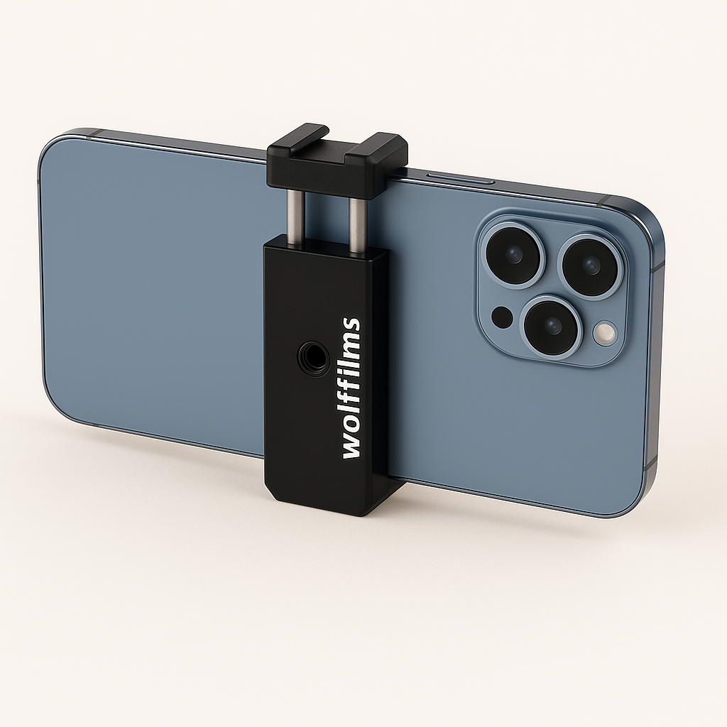 In der Wolffilms Smartphone Universalhalterung von Wolffilms liegt ein Smartphone sicher auf und ist vor einem schlichten, hellen Hintergrund montiert.
