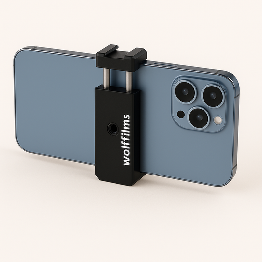 In der Wolffilms Smartphone Universalhalterung von Wolffilms liegt ein Smartphone sicher auf und ist vor einem schlichten, hellen Hintergrund montiert.