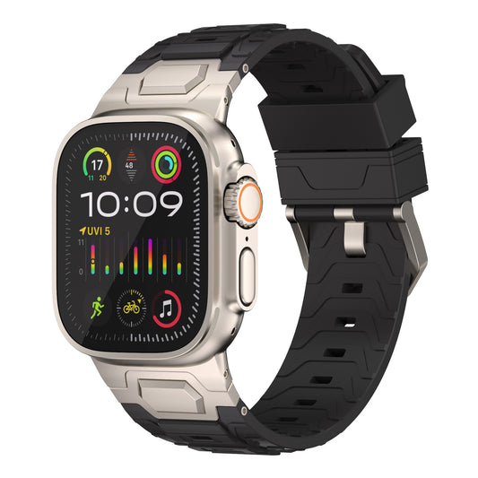 Das arktisband Apple Watch Ultra Armband „Orbiter“ von arktisband verfügt über ein strukturiertes schwarzes FKM-Kunststoffband für die Apple Watch Ultra mit einem rechteckigen silbernen Titan Grad 2-Gehäuse, das Zeit, Aktivitätsringe, Schritte, Herzfrequenz und App-Symbole anzeigt.