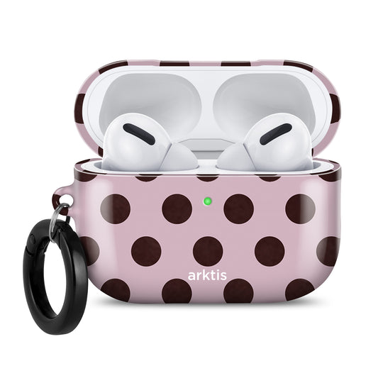 Die „arktis AirPods Pro 3 Hülle – Sweetie“ von arktis ist eine rosa Hülle mit Punkten und einem schwarzen Schlüsselring, die für das kabellose Laden und den Schutz Ihrer AirPods Pro 3 konzipiert ist. Im Inneren sind weiße Ohrhörer abgebildet.
