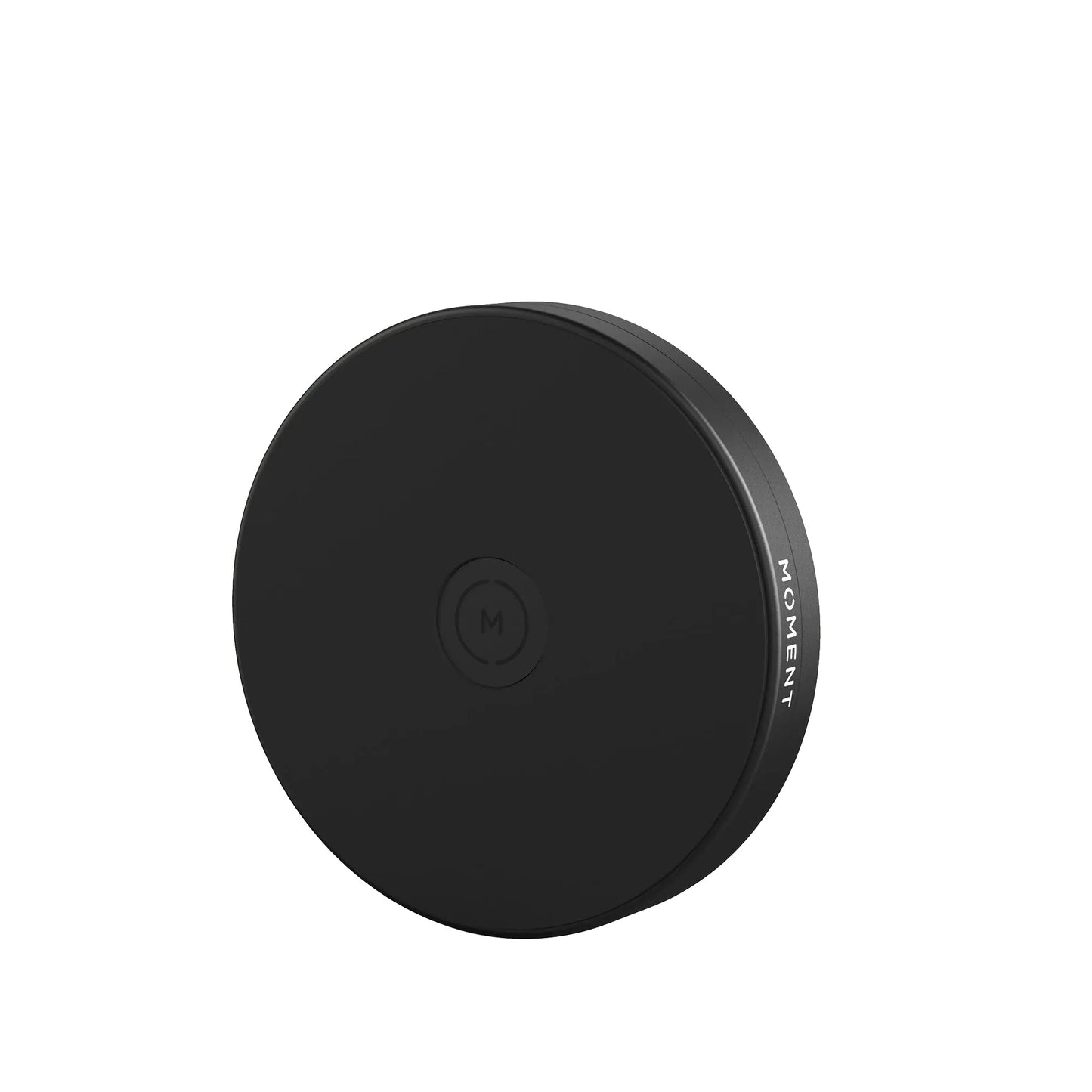 Das MOMENT Multi Threaded Mount für MagSafe ist ein rundes, schwarzes kabelloses Ladepad mit dem Schriftzug "Moment" an der Seite - perfekt für Ihre MagSafe-Halterung und ideal für Filmemachen oder iPhone Filmstudio-Setups.