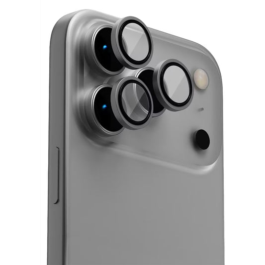 Nahaufnahme eines silbernen iPhone 17 Pro Max mit vier großen Rückkameras und Blitz, geschützt durch den arktis iPhone 17 Pro Max Lens Protector mit stylischen Aluminiumringen von arktis.