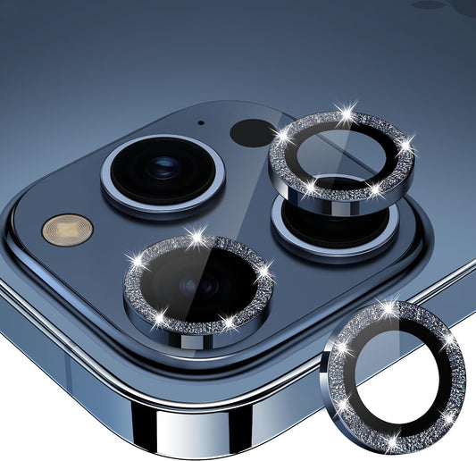 Nahaufnahme eines iPhone 15 Pro mit drei Kameras, jede mit dem ArktisPRO SPARKLING Objektivschutz. Im Vordergrund ist außerdem ein glitzernder ArktisPRO Objektivschutzring separat zu sehen.