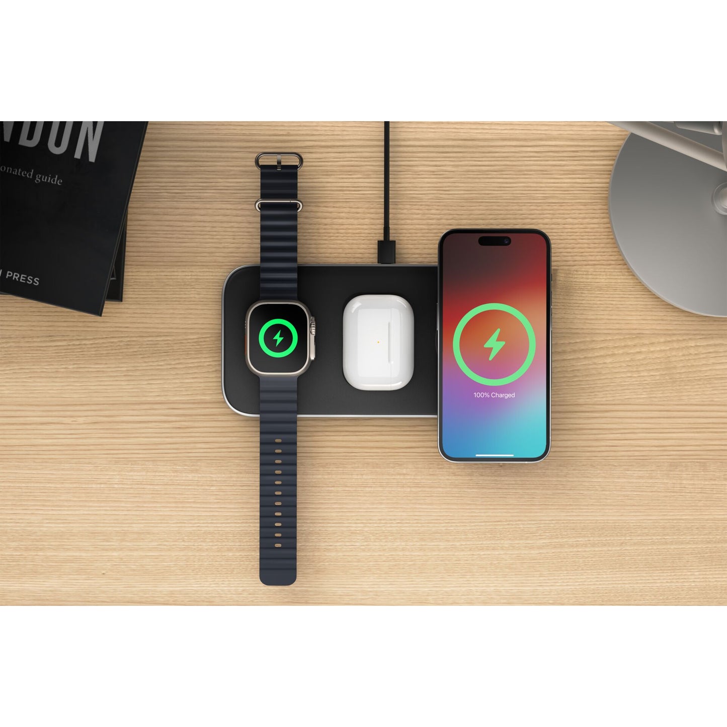 Das Satechi Qi2 Trio Wireless Charging Pad von Satechi lädt Ihre Smartwatch, Ihre kabellosen Ohrhörer und Ihr Smartphone gemeinsam auf - eine elegante, faltbare Qi2-Ladelösung für Ihren Holztisch.