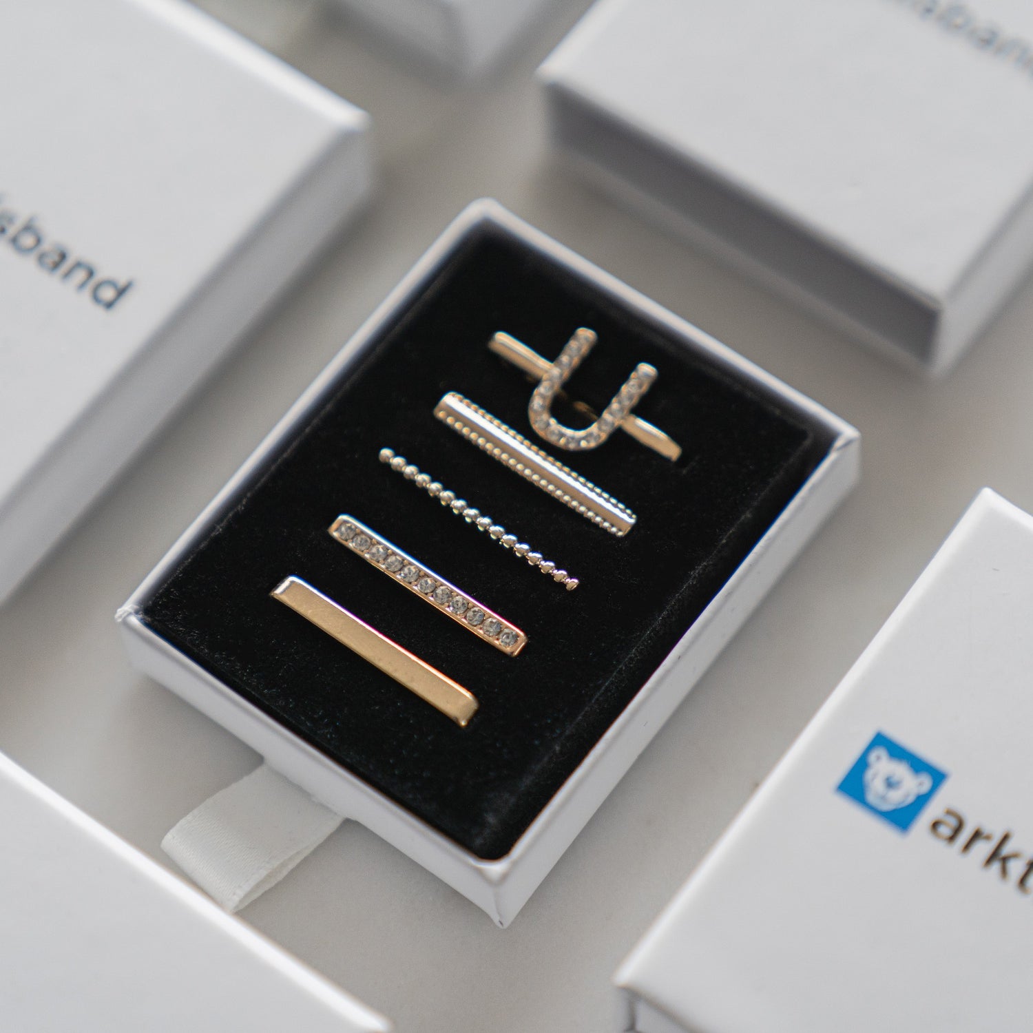 Das arktisband Apple Watch Charms „U Style“-Set umfasst fünf minimalistische Metallstifte, die sich ideal als stilvolles Armbandzubehör für die Apple Watch eignen und elegant in einer schwarzen Samtbox mit edler weißer Verpackung präsentiert werden.