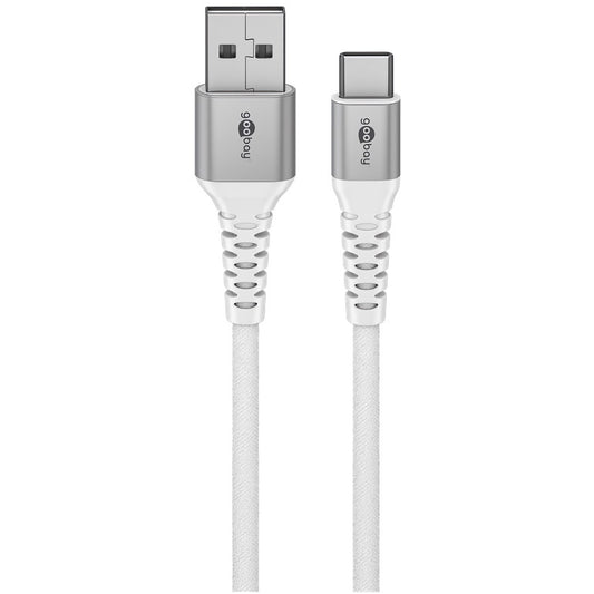 Eine Nahaufnahme des Goobay USB-C auf USB-A Kabel Textilkabel mit Metallsteckern zeigt weiße und silberne Anschlüsse mit strukturierten Griffen, robustem Design und dem Goobay-Logo – ideal für zuverlässige Datenübertragung.