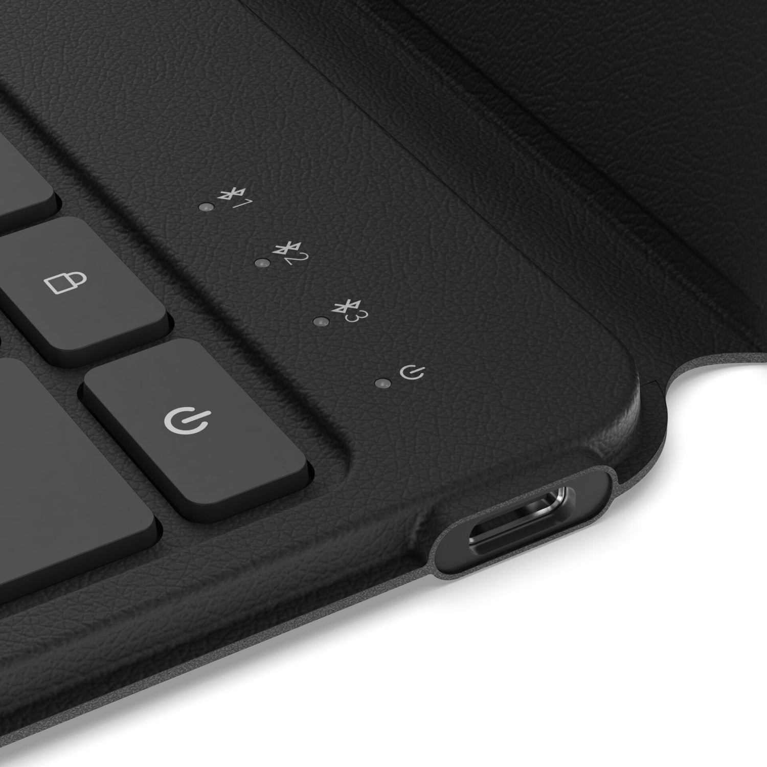 Nahaufnahme der Satechi OntheGo Bluetooth-Tastatur mit Ständer von Satechi, die ein schwarzes Gehäuse mit USB-C-Ladeanschluss, Statusanzeigeleuchten und Kompatibilität mit MagSafe-Zubehör und Qi2 Magnetic Wireless Car Charger bietet.