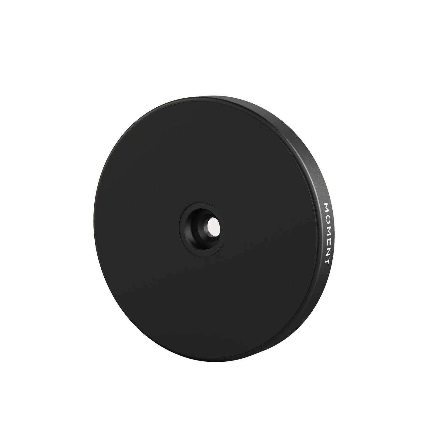 Schlanke, runde, schwarze Metallplatte von MOMENT mit zentralem Loch und Logo - perfekt als Moment Wall Mount für MagSafe zur stilvollen Aufbewahrung des iPhones.