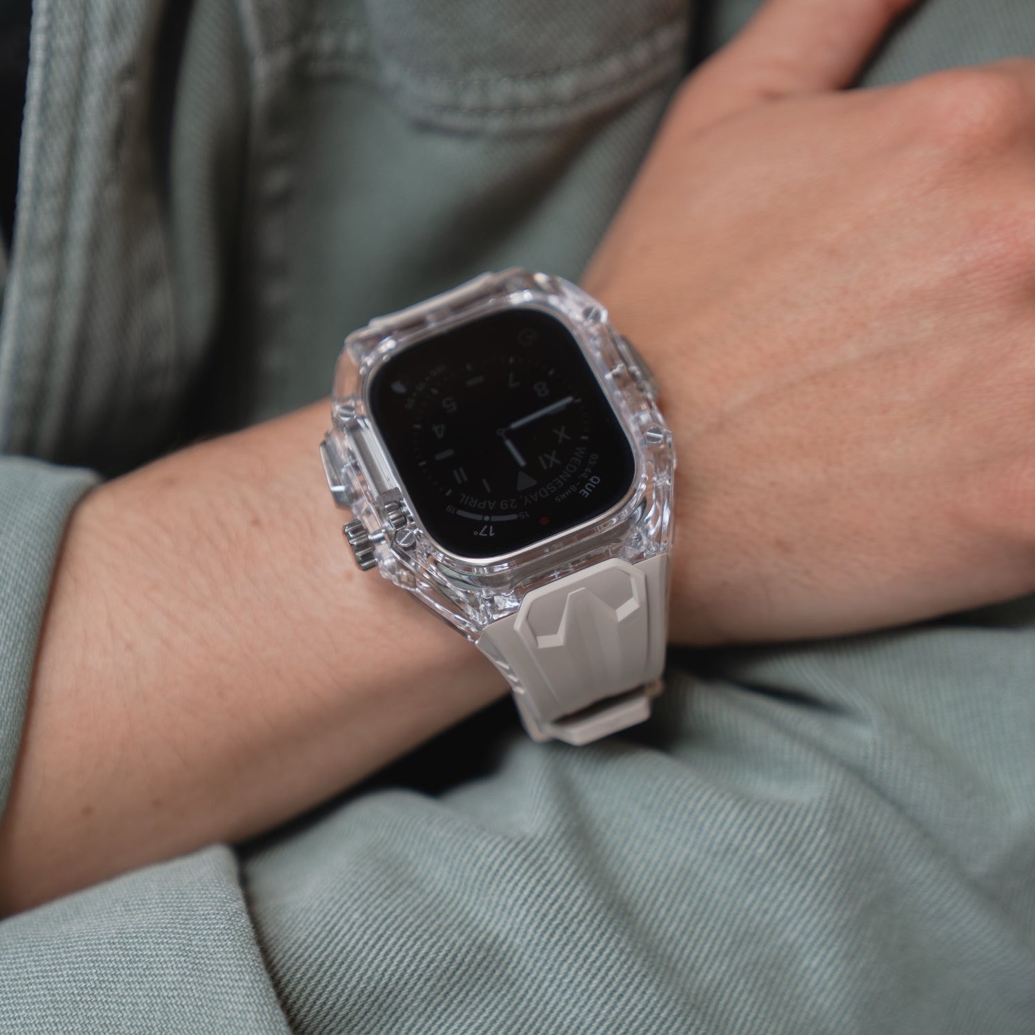 Jemand trägt das arktisband Apple Watch Armband "Armor Fusion" - ein transparentes Hardcase mit einem weißen Silikonband von arktisband - am Handgelenk.