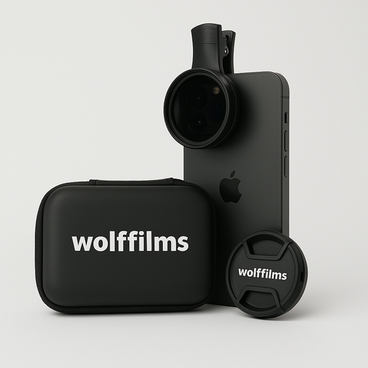 Wolffilms CarLens PRO Polfilter für Smartphone, inklusive Case und Linsenkappe – alles von Wolffilms – auf weißem Hintergrund. Ideal für stilvolle und präzise Autovideos.