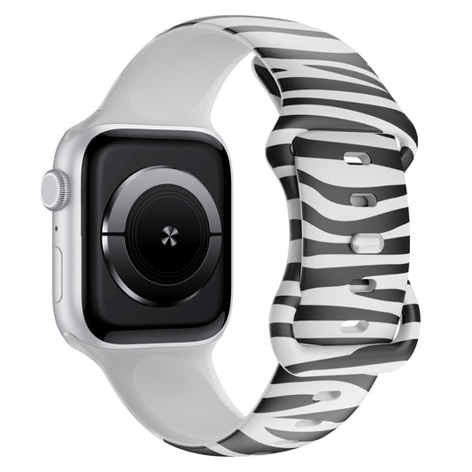 Das arktisband Zebra Apple Watch Armband der Marke arktisband mit sportlichem Schwarz-Weiß-Zebra-Design ist mit der Apple Watch kompatibel und wird schräg auf weißem Hintergrund präsentiert.