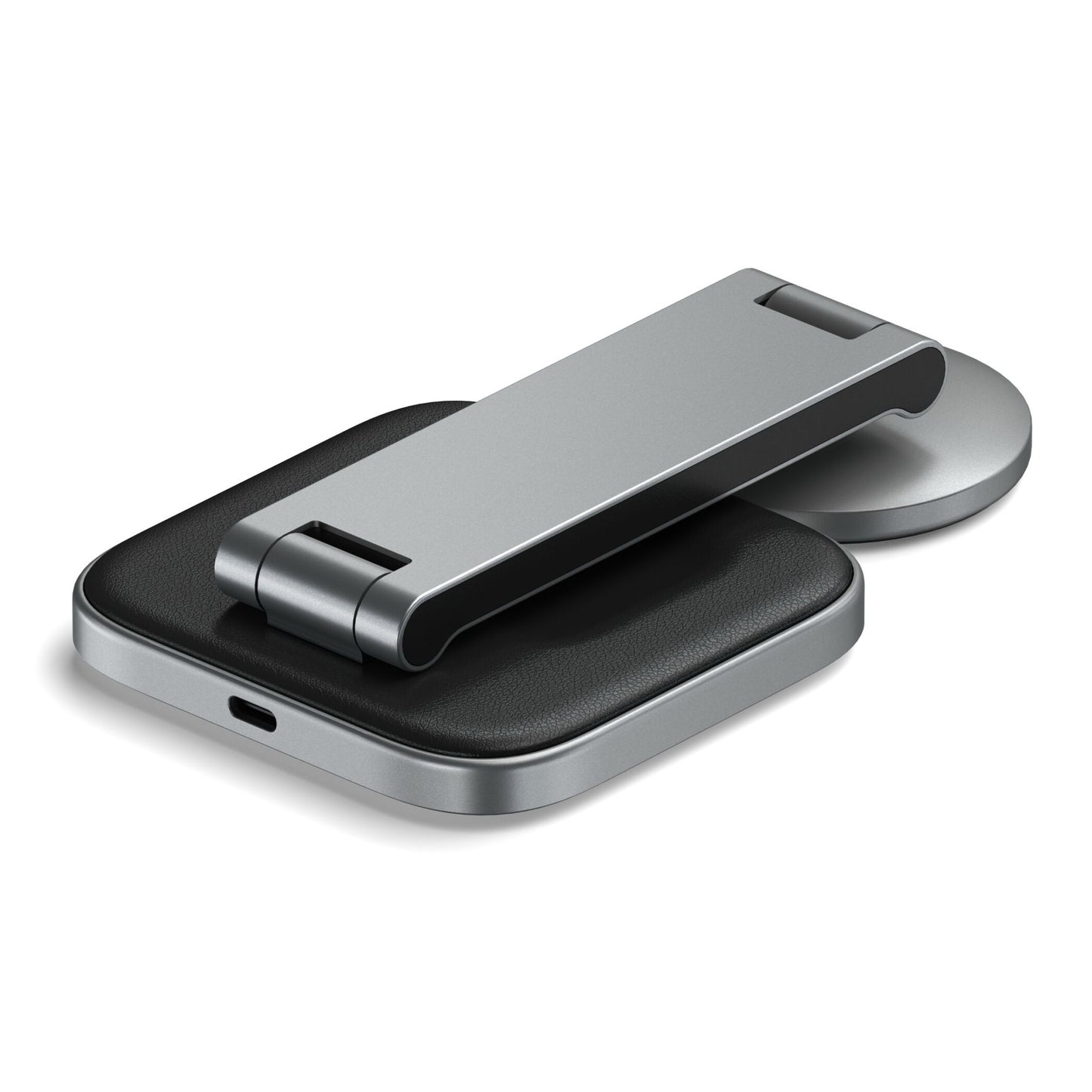 Der Satechi 2-in-1 Foldable Qi2 Wireless Charging Stand, ein kompaktes silbernes Gerät mit schwarzem Sockel, ist ideal als AirPods-Ladestation geeignet und wird auf weißem Hintergrund angezeigt.