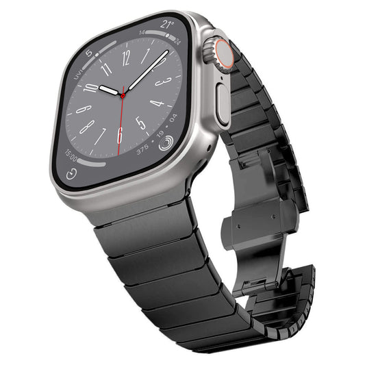 Das arktisband Apple Watch Ultra Edelstahl Armband „Commander“ ist ein modernes schwarzes Edelstahlarmband mit Butterfly-Verschluss, gepaart mit einem silbernen Gehäuse und analoger Anzeige – kompatibel mit der Apple Watch Ultra.