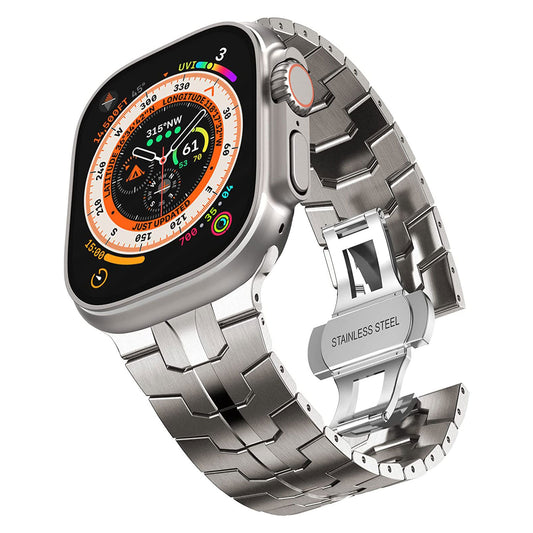 Das arktisband Apple Watch Ultra Edelstahlarmband „Pathfinder“ ist ein silbernes Smartwatch-Armband mit robusten Edelstahlgliedern, sicheren Anschlüssen und passt perfekt zu farbenfrohen Displays, die verschiedene Messwerte anzeigen.