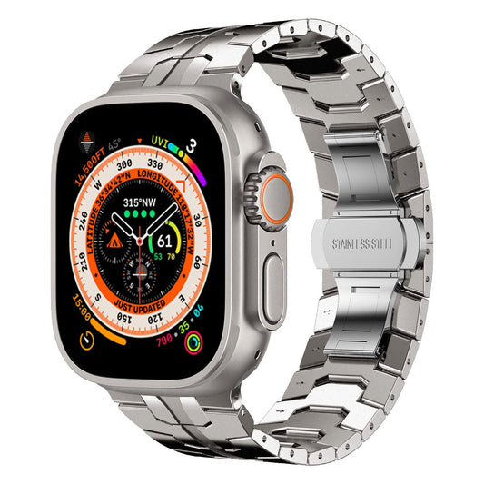 Das Arktisband Apple Watch Ultra Edelstahl Armband „Pathfinder“ ist ein silbernes Smartwatch-Armband mit Anschlüssen, hier gezeigt an einer Uhr mit einer farbenfrohen Navigations-App.