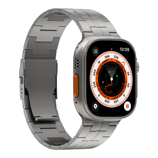 Das arktisband Apple Watch Ultra Armband TITANIUM X-15 von arktisband ist eine silberne Smartwatch mit einem Metallgliederarmband und DLC-Beschichtung, auf der eine Kompass-App mit Koordinaten, eine orangefarbene Akzenttaste und die Uhrzeit 10:09 angezeigt werden.