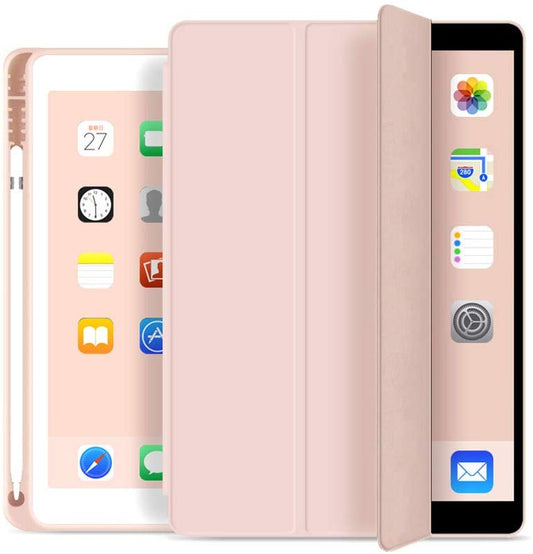 Ein ArktisPRO iPad 10,2" Pencil SmartCase in Hellrosa ist teilweise geöffnet und zeigt App-Symbole auf dem Tablet an. Ein Apple Pencil liegt in einem integrierten Schlitz auf der linken Seite des Etuis.