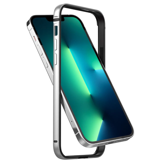 Ein iPhone 14 mit einem teilweise abgenommenen Aviato AirZERO Alu-Bumper, der einen leuchtend blauen und grünen Bildschirm freigibt – ideal für kabelloses Laden.