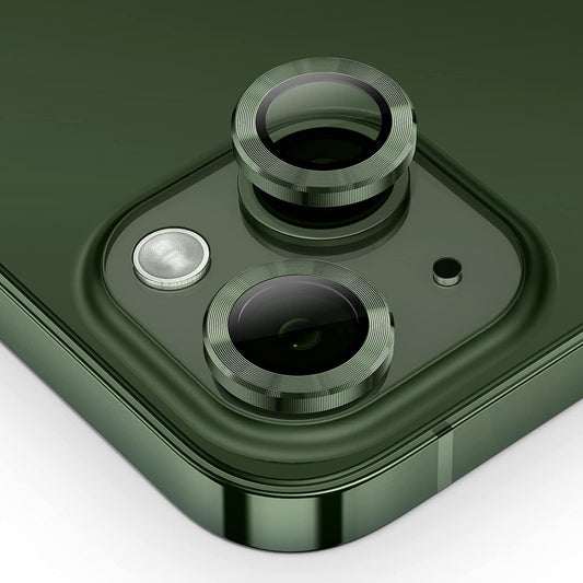 Nahaufnahme der beiden Kameralinsen und des Blitzes auf der Rückseite eines grünen iPhone 13 mini mit dem „arktis iPhone 13 mini Lens Protector“ von arktis für verbesserten Kameraschutz.