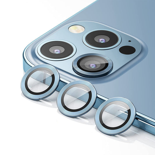 Nahaufnahme einer blauen iPhone 13 Pro-Kamera mit drei Objektiven, auf der Vorderseite ist der ArktisPRO iPhone 13 Pro-Objektivschutz von ArktisPRO zu sehen.