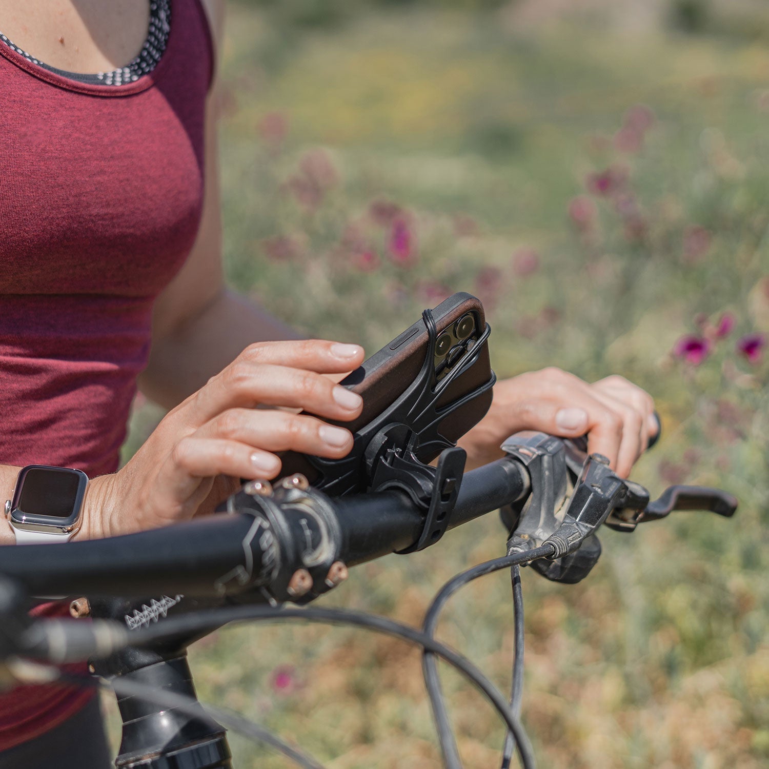 SOKUSIN Fahrradhalterung Compatibel mit iPhone 13 und 14 - Metall  Handyhalterung Fahrrad iPhone 13/14 (6,1 Zoll) mit Stoßfestem Gehäuse,  Motorrad