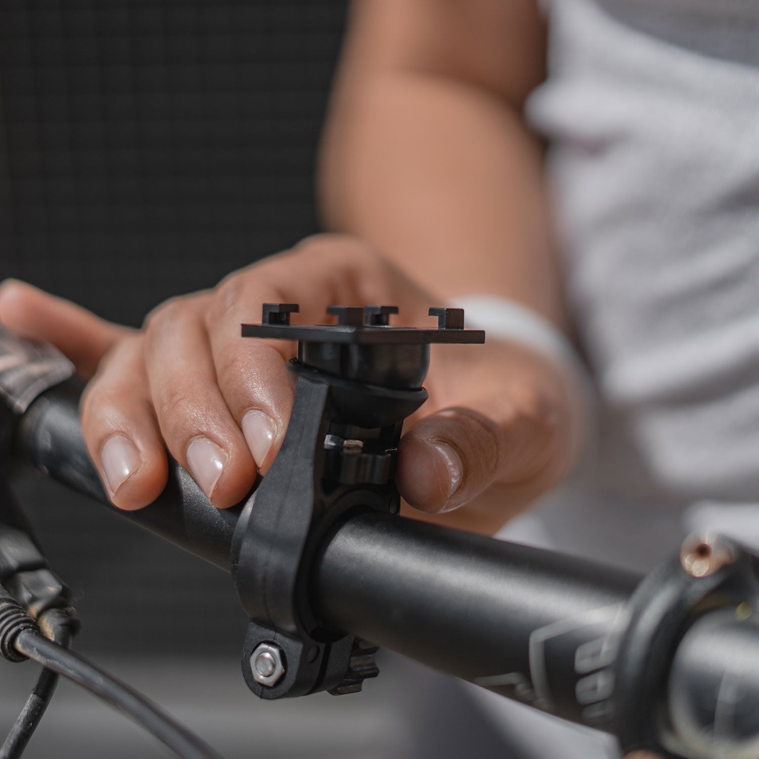 SOKUSIN Fahrradhalterung Compatibel mit iPhone 13 und 14 - Metall  Handyhalterung Fahrrad iPhone 13/14 (6,1 Zoll) mit Stoßfestem Gehäuse,  Motorrad