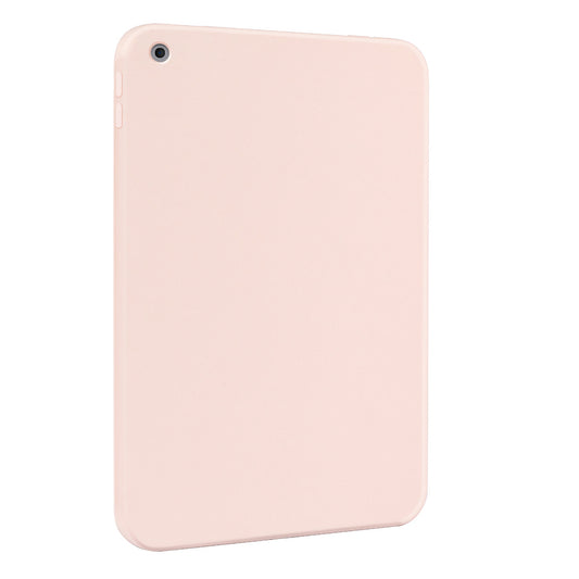 Eine hellrosa iCEO iPad 10,2" Silikonhülle deckt das Tablet in einer schrägen Rückansicht ab und zeigt das Kameraobjektiv und die Seitentasten. Sie verfügt über eine glatte Textur, Mikrofaser-Schutz innen und außen und abgerundete Ecken.