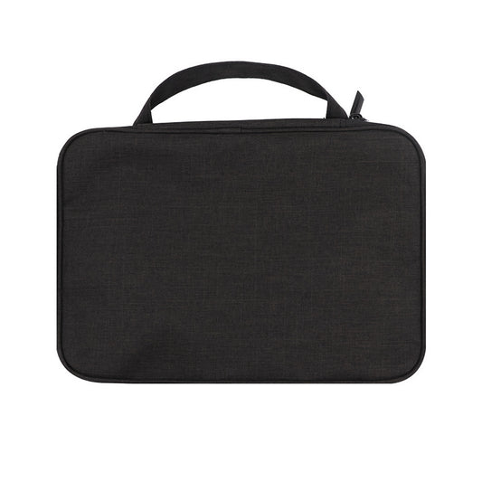 Die arktisband Große Reisetasche für Apple Watch Armbänder & Zubehör ist eine schwarze rechteckige Reisetasche mit einem oberen Griff, ideal zum Organisieren von Apple Watch-Armbändern und Zubehör, präsentiert auf einem weißen Hintergrund.